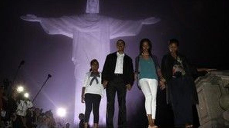 Obama y su familia hacen visita nocturna al Cristo Redentor del Corcovado de Río