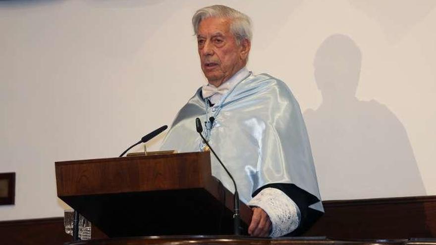 Mario Vargas Llosa durante el discurso en Salamanca. // Efe