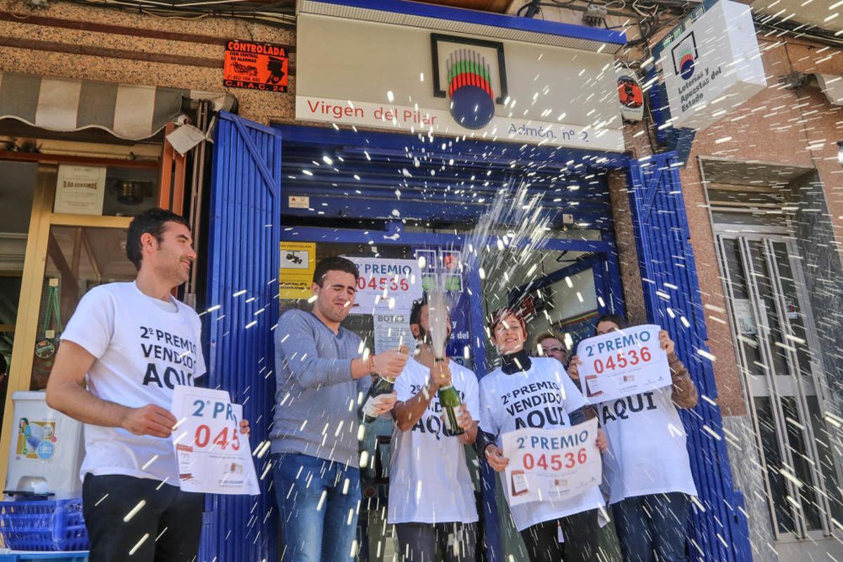 Los agraciados en el Sorteo de la Lotería celebran