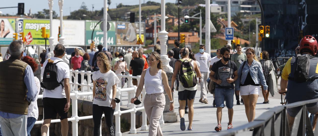 Gente paseando por Gijón tras la flexibilización del uso de la mascarilla en exteriores.