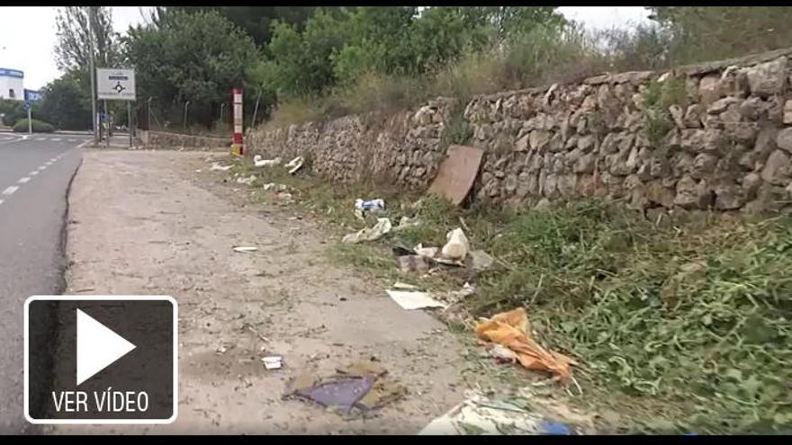 Desbrozando cunetas en Mallorca: más basura que termina en el mar