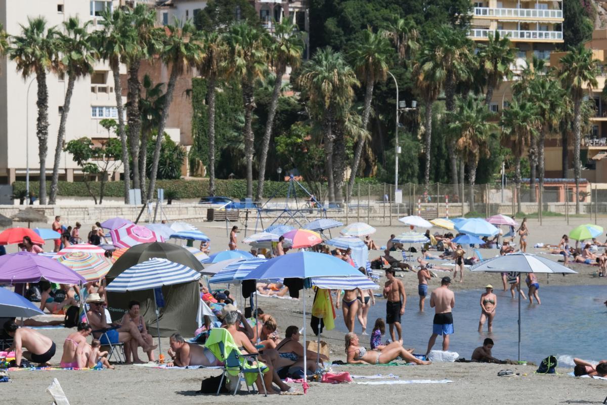 Bañistas en la playa de La Malagueta.