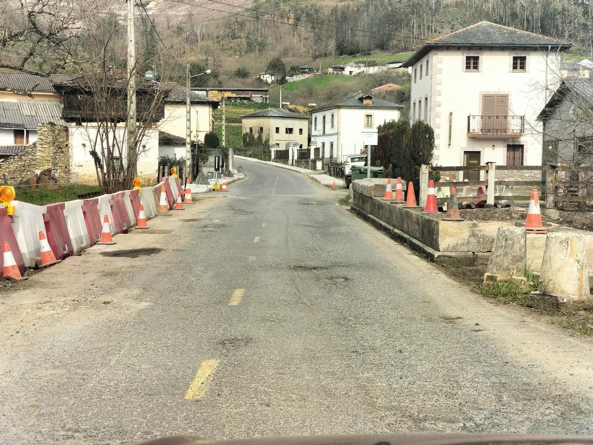 Travesía de Naraval con las aceras ya colocadas.