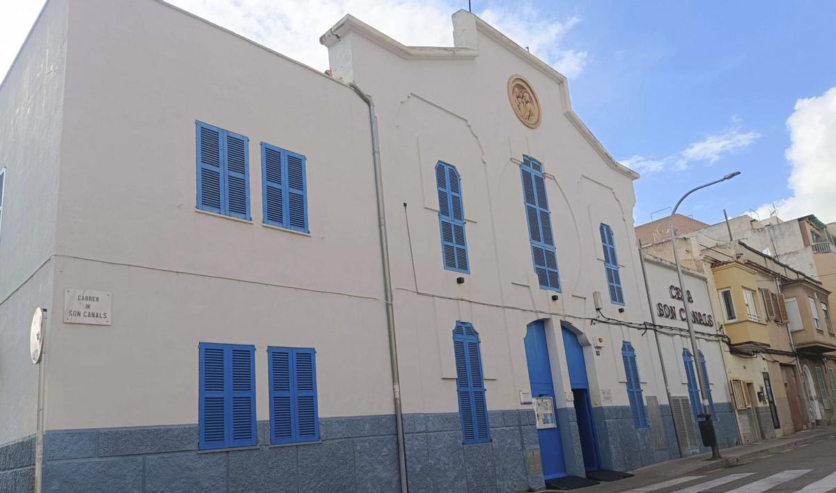 El director suspendido del Centro de Educación para Adultos de Son Canals se dio de baja tras serle notificada la suspensión.