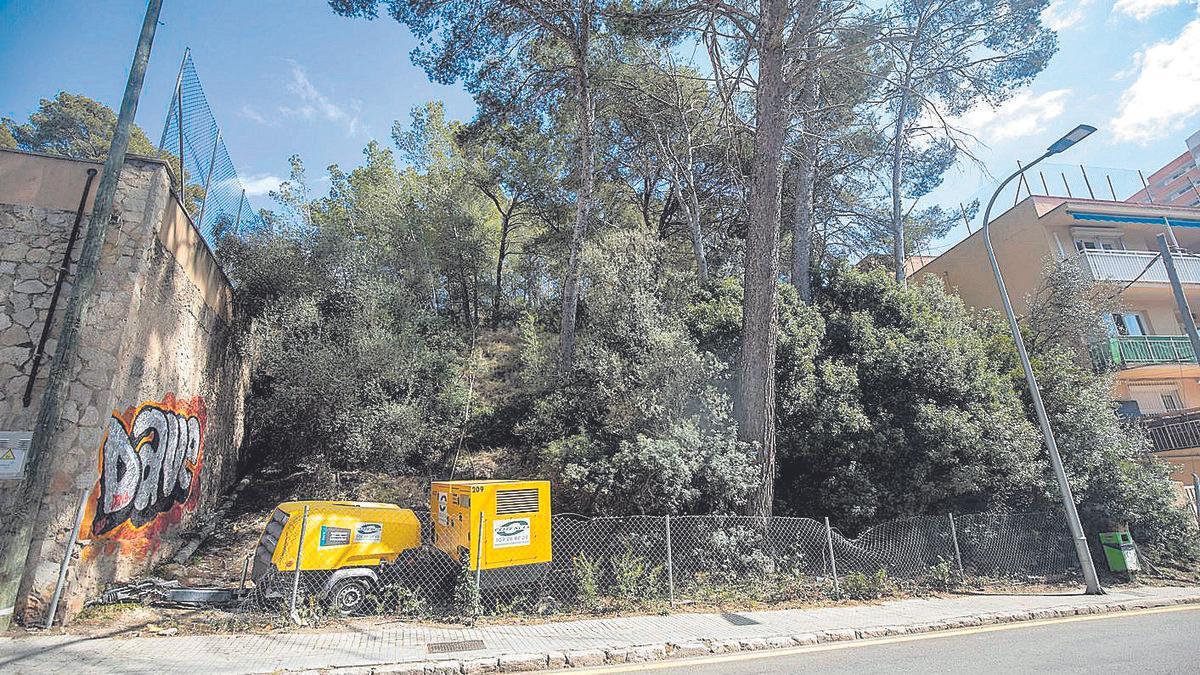 El solar de Cala Major en el que aparecieron ayer los restos humanos.