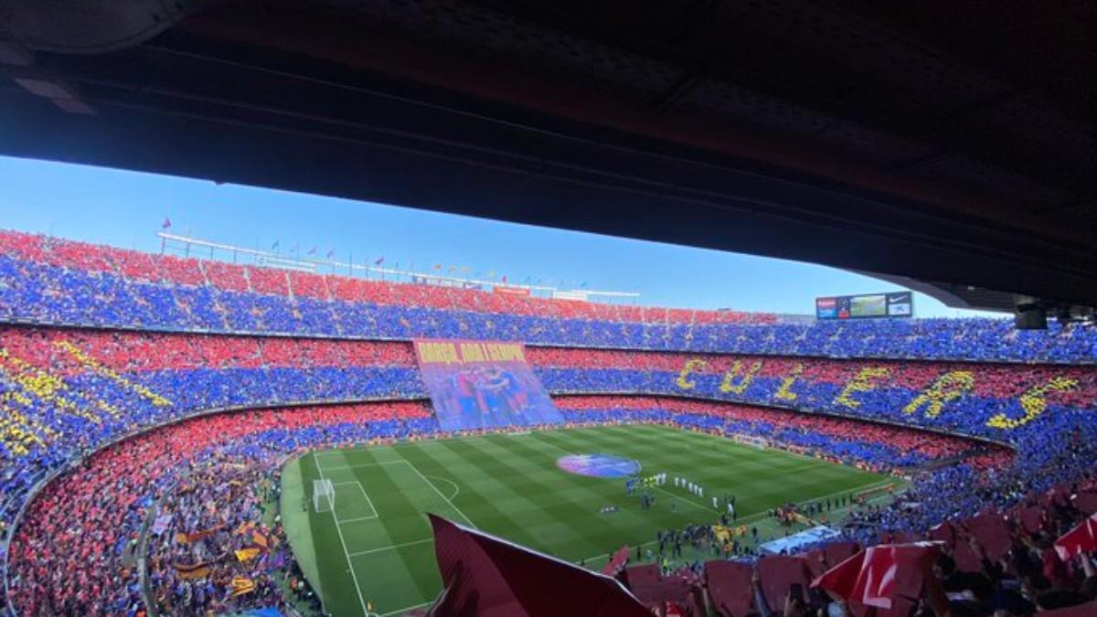 El Camp Nou se cubrió con un gran mosaico