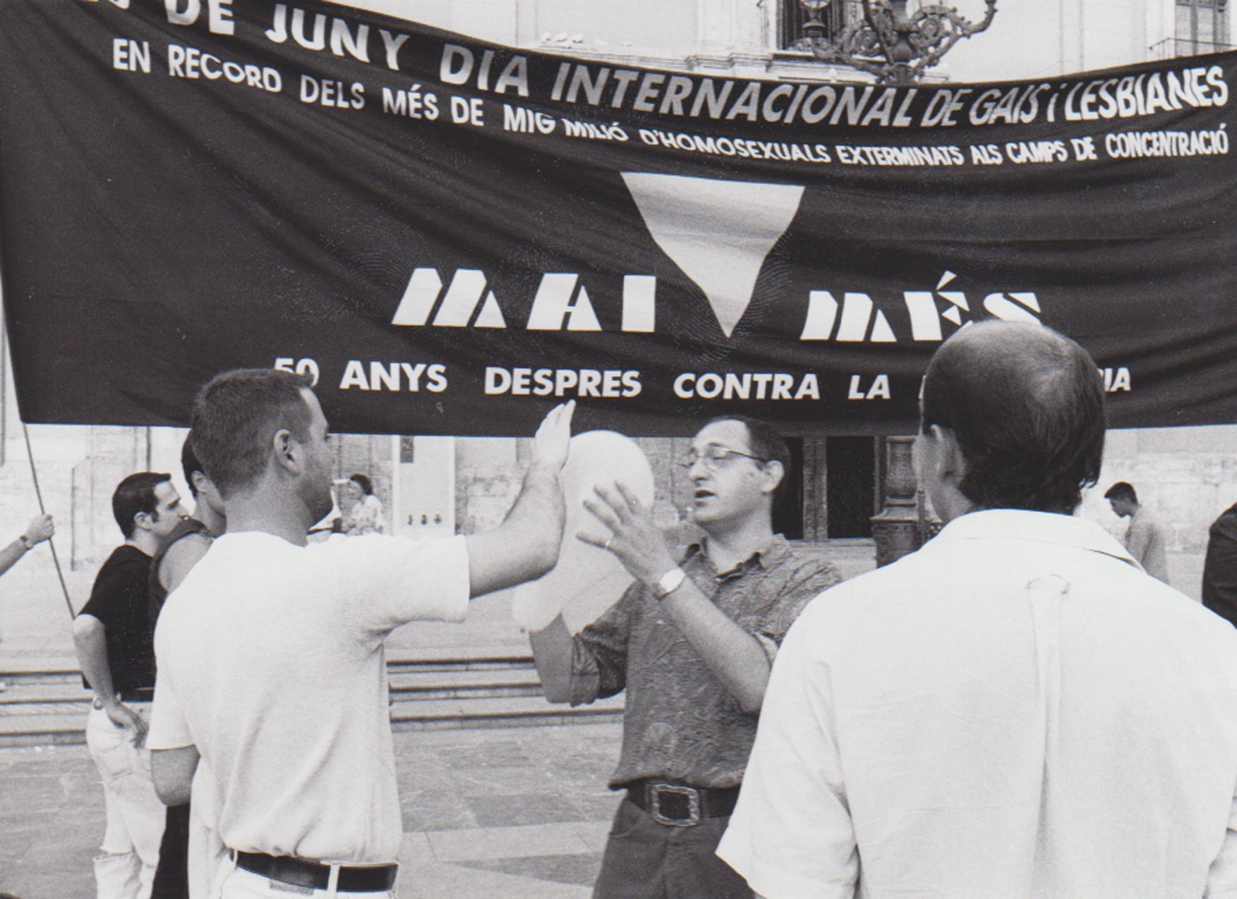 Manifestación por el día del Orgullo LGTBI en 1995 en la plaza de la Virgen