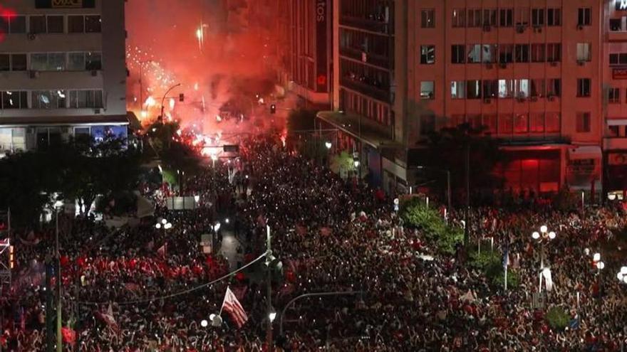 El Olympiacos celebra por todo lo alto su cuarta Euroliga tras vencer al Real Madrid