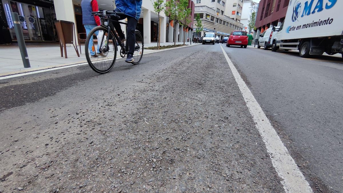El asfalto levantado en un tramo de la avenida Juan Carlos I, recién reformada.