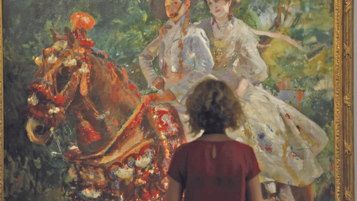 Una mujer contempla una obra de Sorolla.