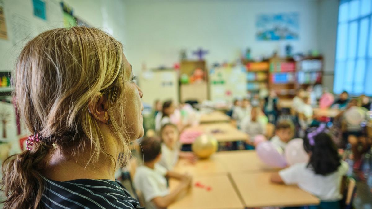 Una profesora en un aula canaria en una imagen de archivo.