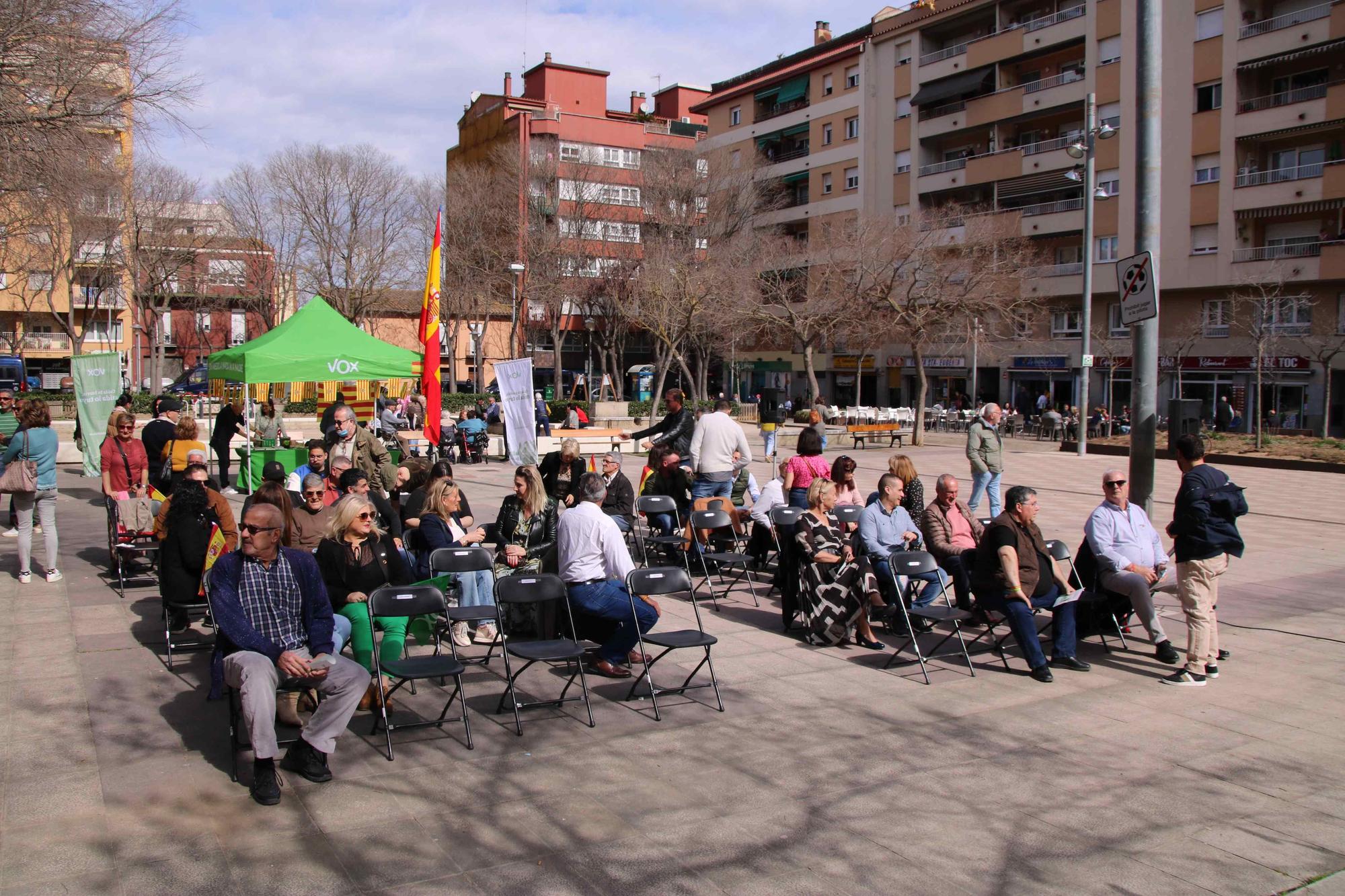 Un centenar de persones es manifesten contra un acte electoral de VOX a Girona