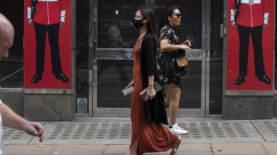 Dos mujeres caminan por Oxford Street (Londres)