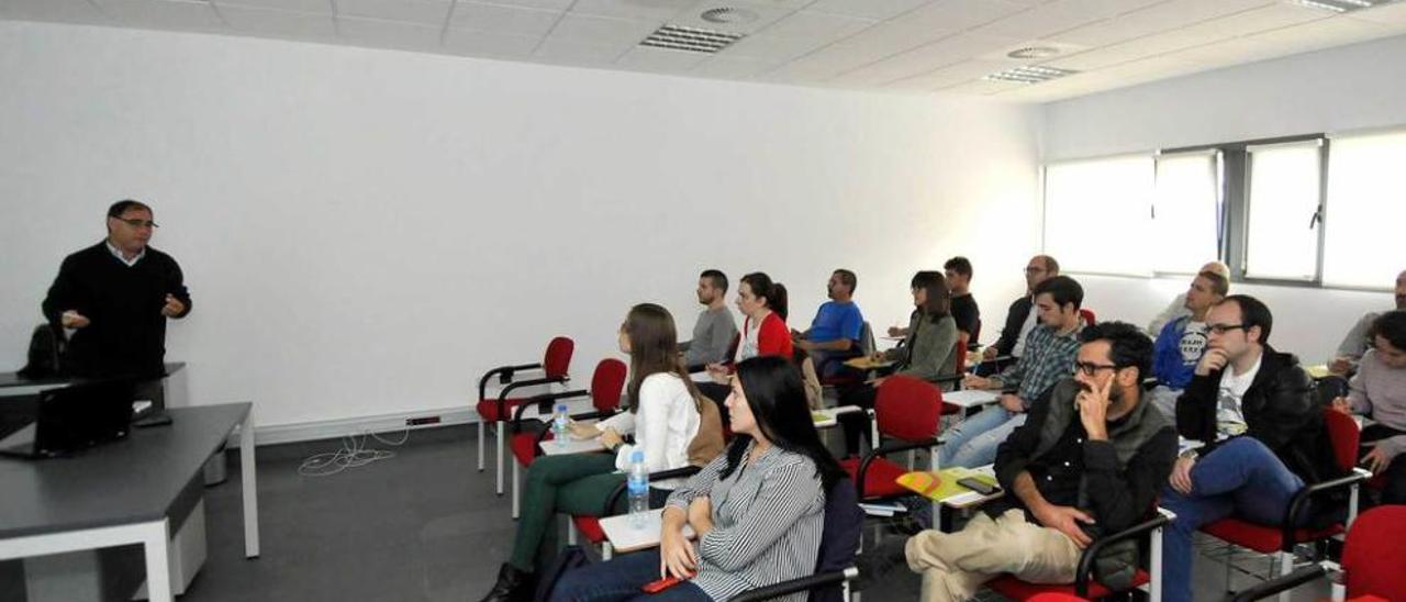 Una de las clases del curso de climatización y geotermia que impartió la Cátedra Hunosa.