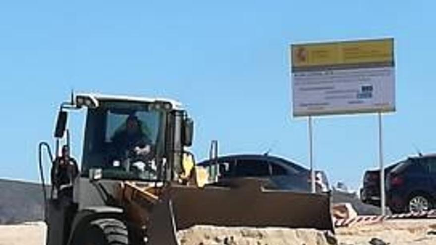 Una máquina traslada la arena para regenerar la playa.