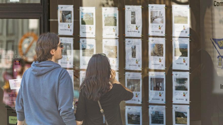 Una pareja ante una inmobiliaria. 
|  Jesús Prieto