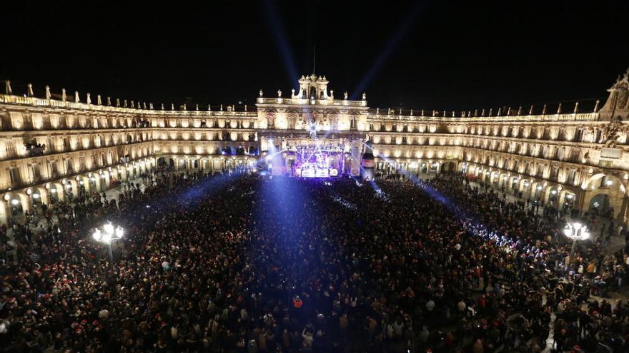 Imagen de la plaza mayor de Salamanca en una edición pasada de la Nochevieja Universitaria
