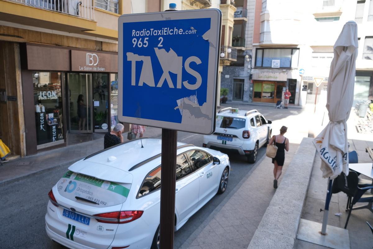 Taxis en una parada del centro de Elche.