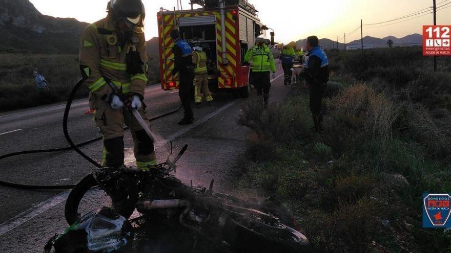 Muere un joven de 20 años al chocar su moto con un coche en Mazarrón