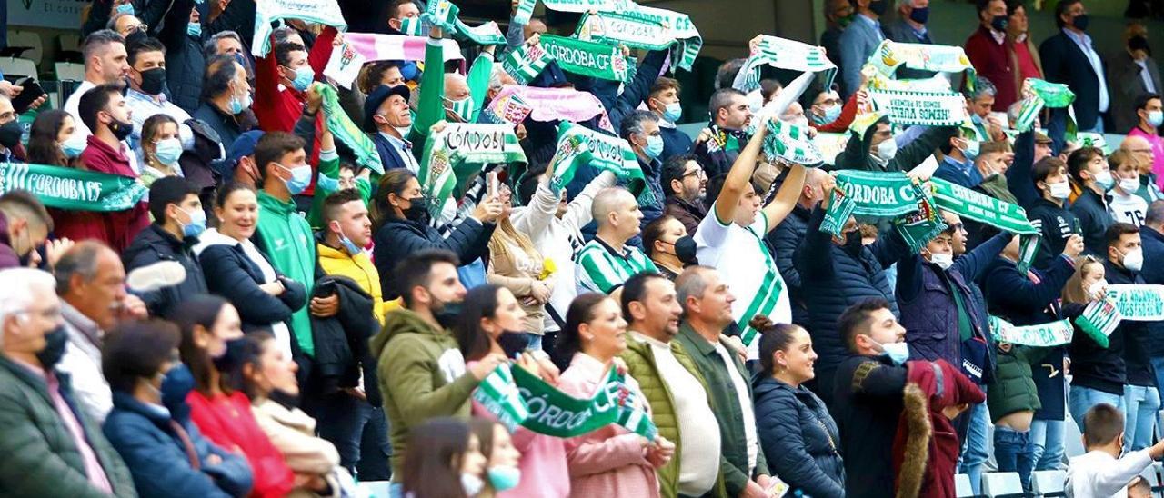 La afición del Córdoba CF, durante un encuentro de la temporada pasada en El Arcángel.