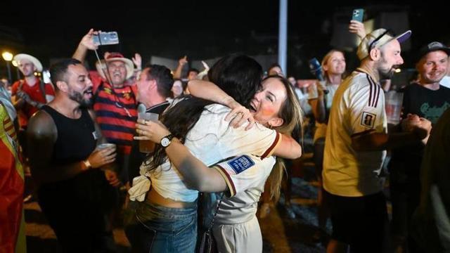 Aficionats celebrant la victòria d’Espanya