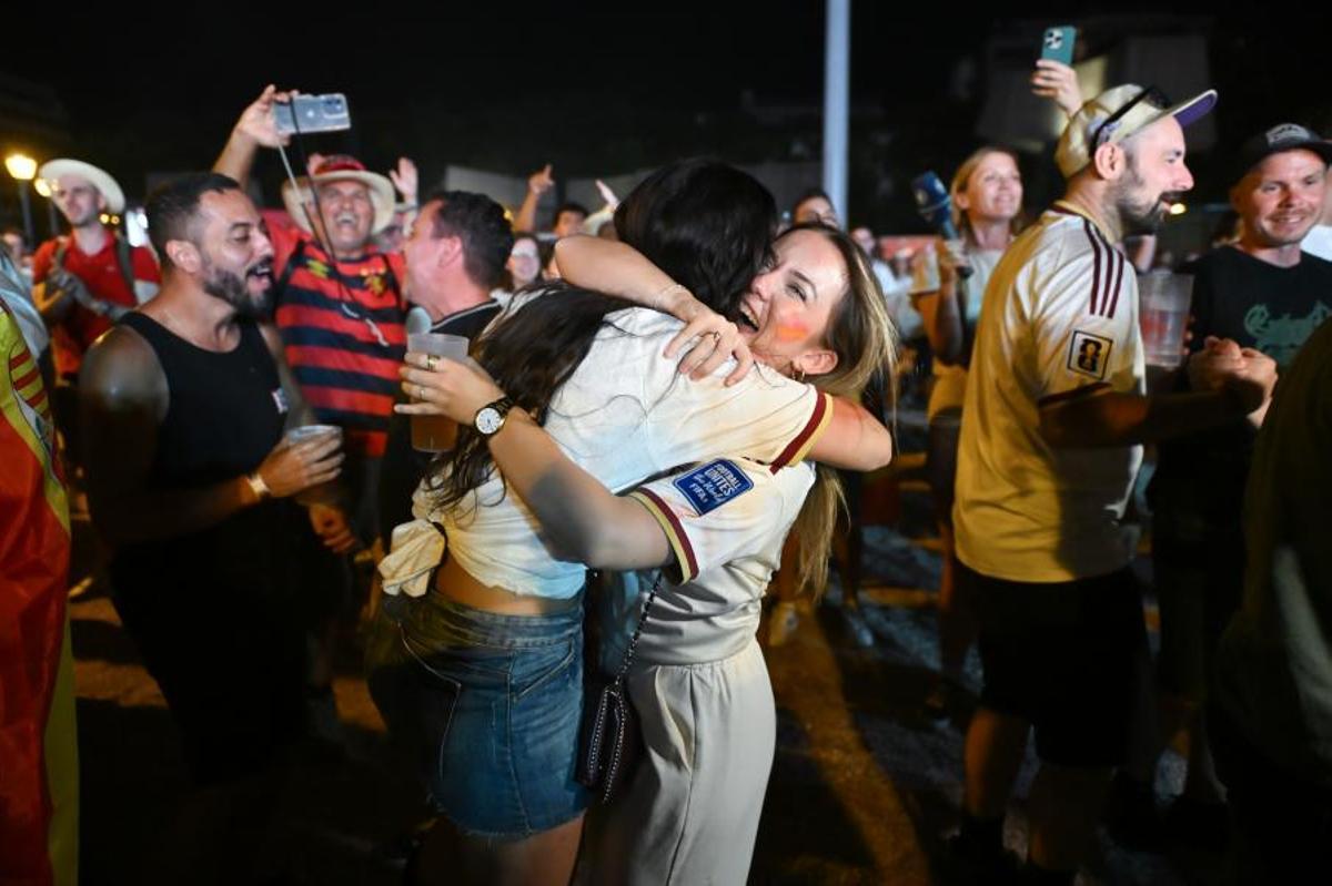 Aficionados celebrando la victoria de España