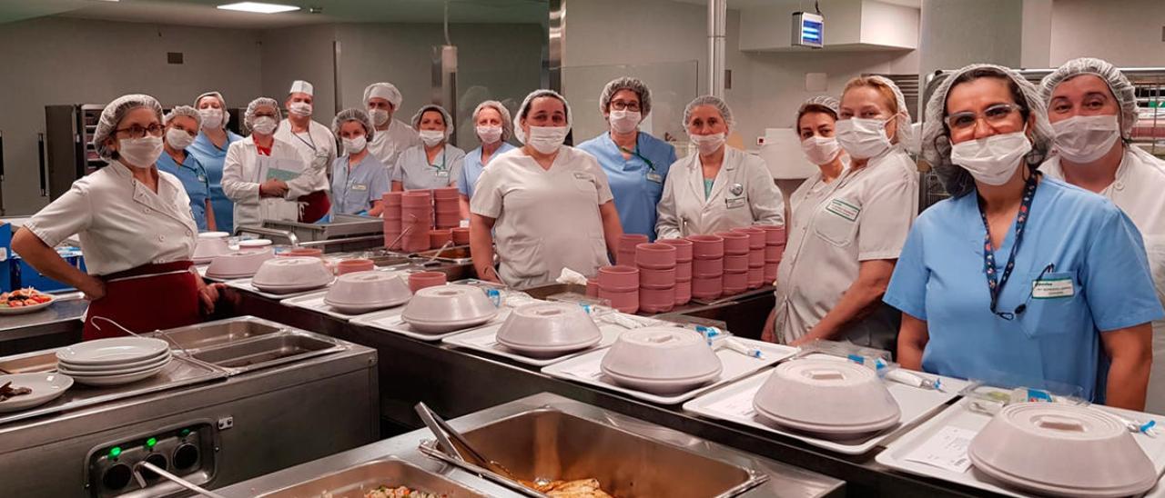 Personal del servicio de Alimentación Hospitalaria de Povisa, a punto de servir los menús.