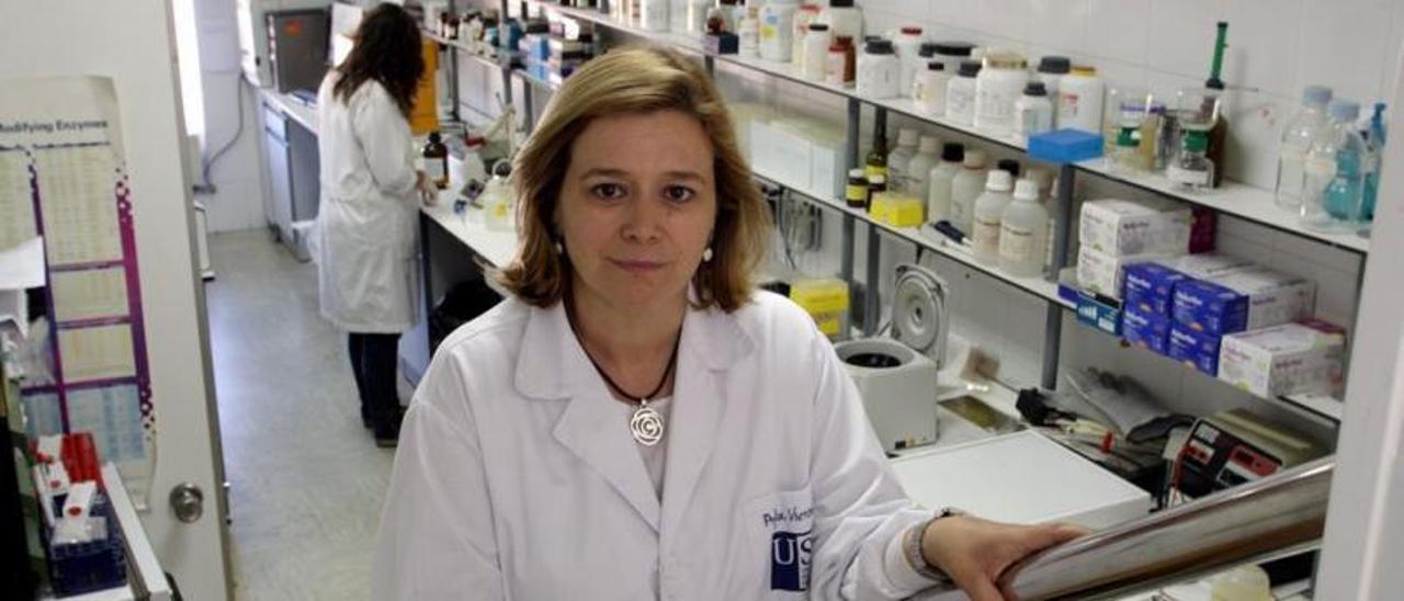 La catedrática Victoria Lareu en el laboratorio del Instituto de Ciencias Forenses.   | // CEDIDA