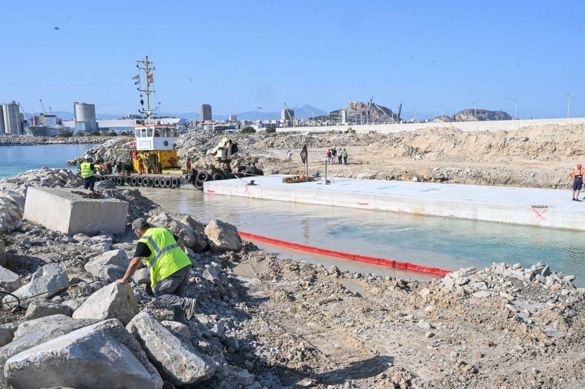 Vista aérea de la salida de la estructura del puerto alicantino ayudada por dos remolcadores, el pasado viernes. | ÀXEL ÁLVAREZ