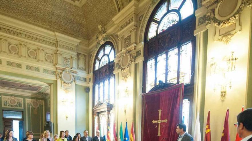 Sanjurjo da la bienvenida a las delegaciones parlamentarias.