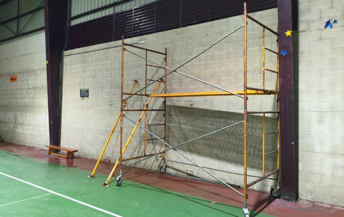Andamios de obra en el interior del pabellón del Ceip San Roque, en una imagen del PP. | FDV
