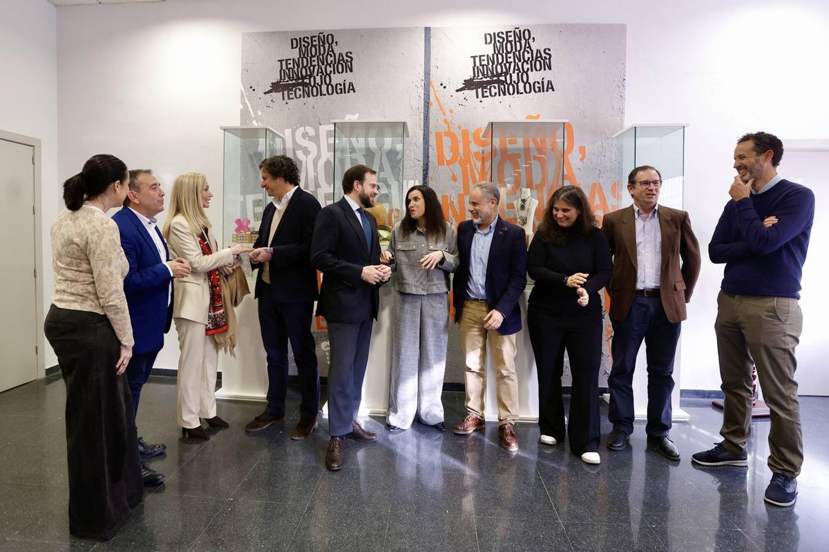 Autoridades en la presentación del CARE en Córdoba.