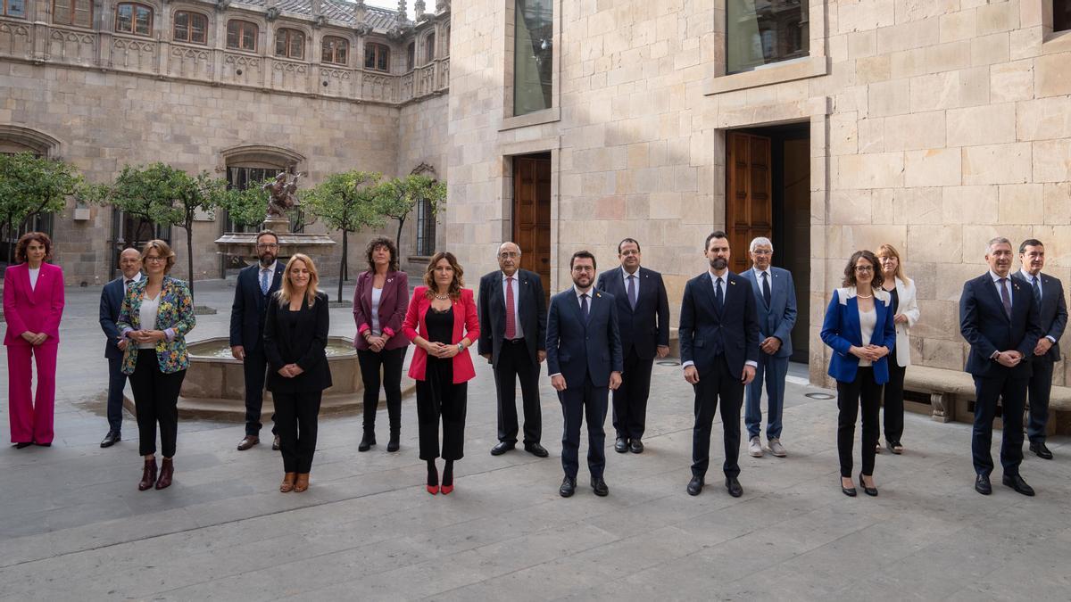 El presidente de la Generalitat, Pere Aragonés, posa con su nuevo Govern.