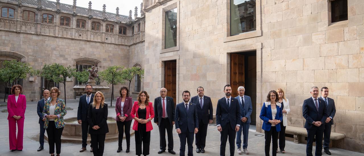 El presidente de la Generalitat, Pere Aragonés, posa con su nuevo Govern.