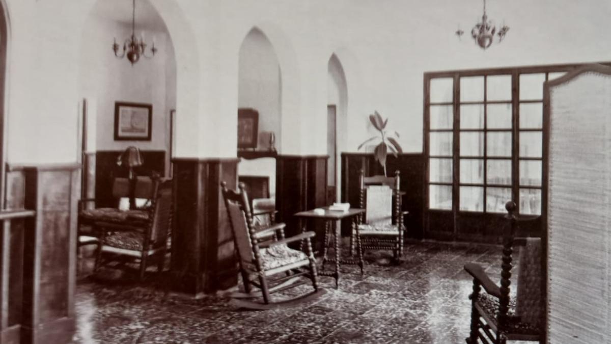 Salón del establecimiento en sus primeros años, cuyos muebles fueron fabricados expresamente en Valencia.