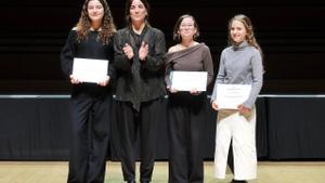 La consellera Núria Montserrat y las alumnas con mejores notas durante la entrega de distinciones