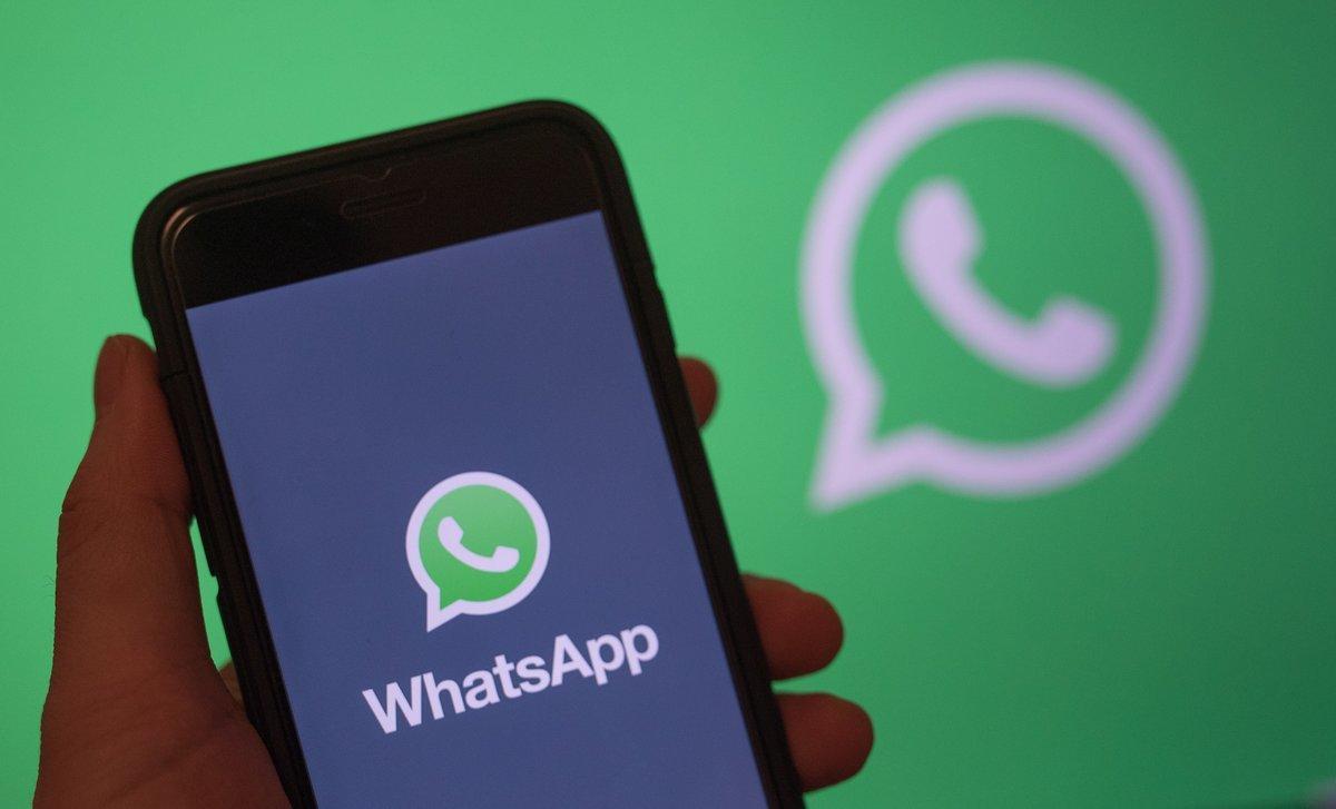 EPA4886  BERLIN  ALEMANIA   14 05 2019 - Fotografia de archivo del 31 de diciembre de 2017  de un hombre que sostiene un celular en el que se ve el logo de la aplicacion Whatsapp en su pantalla  en Berlin  Alemania   La aplicacion de mensajeria instantanea WhatsApp  propiedad de Facebook  dijo este lunes haber detectado una vulnerabilidad en su sistema que permitio que piratas informaticos instalaran un software espia en algunos telefonos y accedieran asi a los datos contenidos en los dispositivos  La compania confirmo en un comunicado a la prensa la informacion que unas horas antes habia publicado en exclusiva el Financial Times e insto a los 1 500 millones de usuarios que tiene en todo el mundo a  actualizar la aplicacion a su ultima version  y a mantener al dia su sistema operativo como medida de  proteccion   EFE  Hayoung Jeon  ARCHIVO