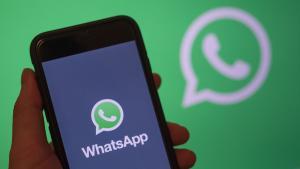 EPA4886  BERLIN  ALEMANIA   14 05 2019 - Fotografia de archivo del 31 de diciembre de 2017  de un hombre que sostiene un celular en el que se ve el logo de la aplicacion Whatsapp en su pantalla  en Berlin  Alemania   La aplicacion de mensajeria instantanea WhatsApp  propiedad de Facebook  dijo este lunes haber detectado una vulnerabilidad en su sistema que permitio que piratas informaticos instalaran un software espia en algunos telefonos y accedieran asi a los datos contenidos en los dispositivos  La compania confirmo en un comunicado a la prensa la informacion que unas horas antes habia publicado en exclusiva el Financial Times e insto a los 1 500 millones de usuarios que tiene en todo el mundo a  actualizar la aplicacion a su ultima version  y a mantener al dia su sistema operativo como medida de  proteccion   EFE  Hayoung Jeon  ARCHIVO