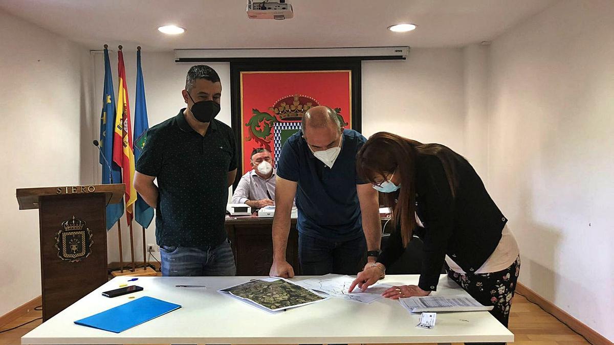 Por la izquierda, Javier Rodríguez, Jorge Luis Alonso y Pilar Blanco, firmando las actas de expropiación. | I. G.