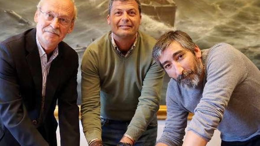 Carlos de la Peña (Nos), Carlos Gómez (PSOE) y Iago Pereira (BNG) en la firma del pacto del actual gobierno. // Marta G. Brea