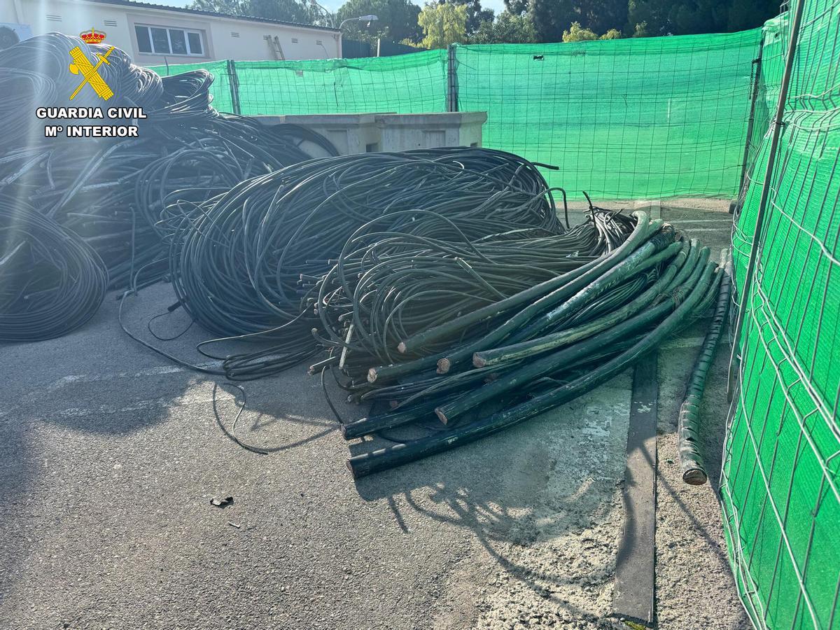 El cable de cobre que pretendían sustraer los delincuentes.