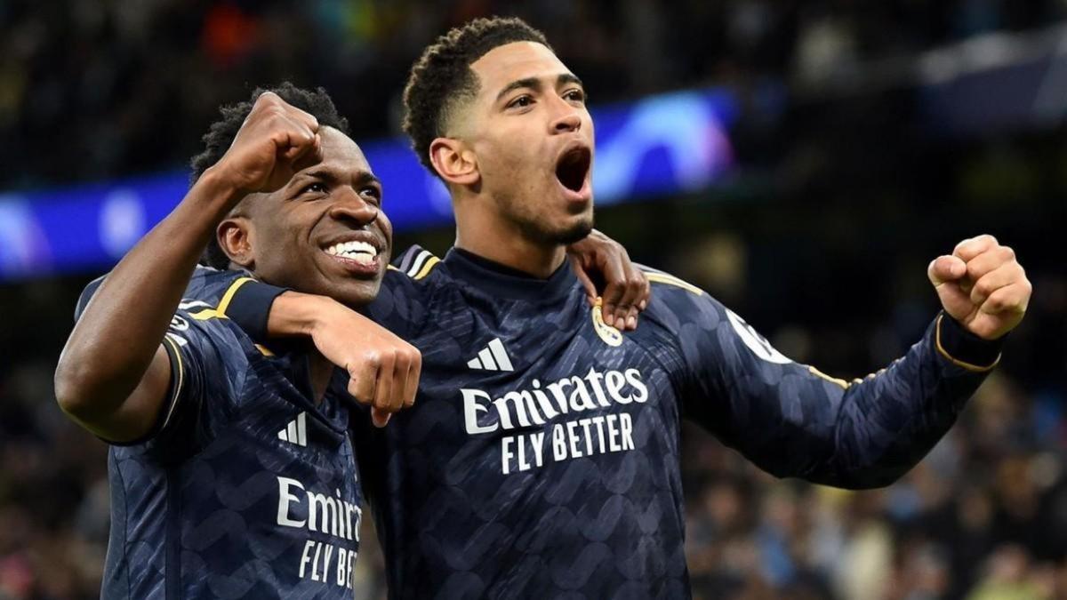 Bellingham, junto a Vinicius celebrando un gol del Real Madrid