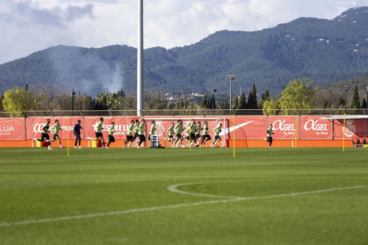 El Mallorca ha regresado este lunes a los entrenamientos tras las vacaciones de Navidad, sesión que se ha realizado en Son Bibiloni