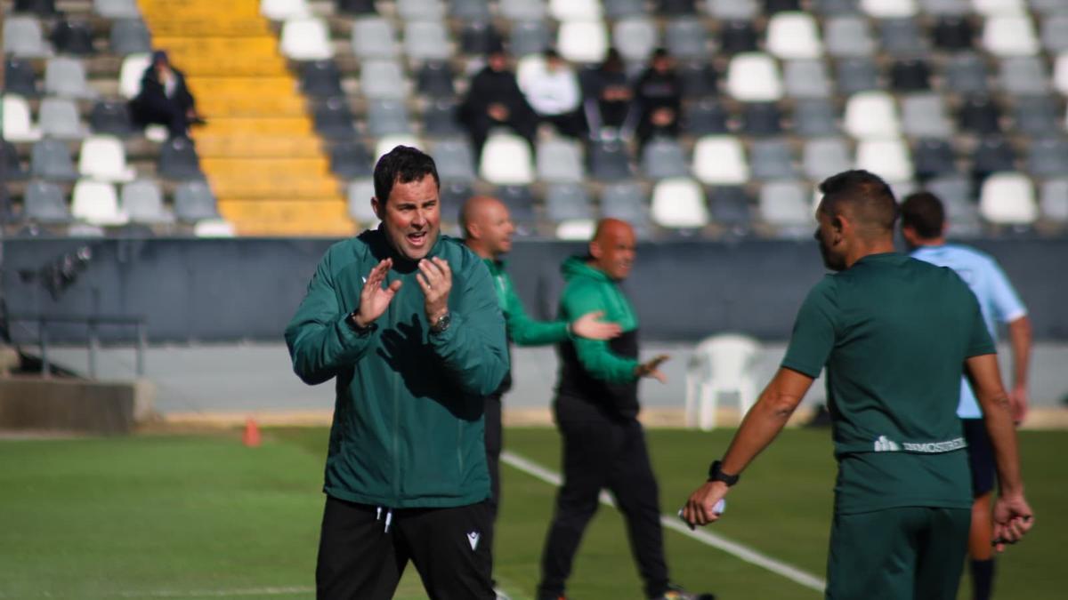 Miguel Ángel Ávila, durante su debut ante el Villanovense.