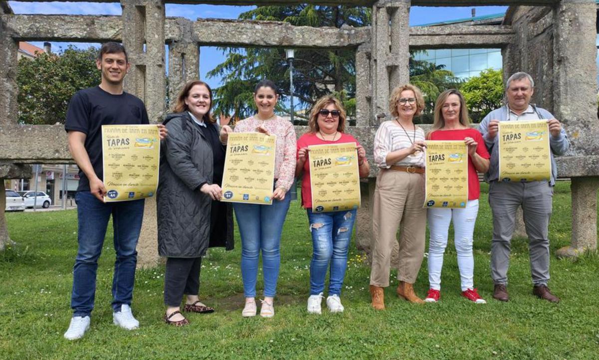 Representantes del Concello y de los hosteleros, ayer. | S.A.