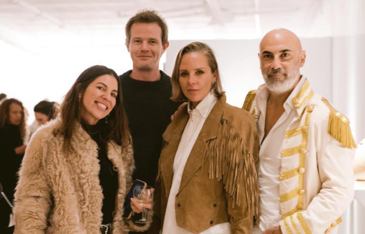Kourohs y Annie con amigos en la galería Parra y Romero.