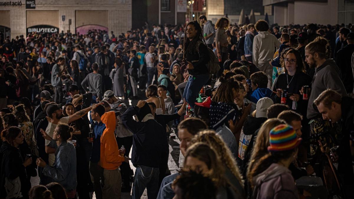 Botellón en el centro de Barcelona en el primer día de apertura de discotecas