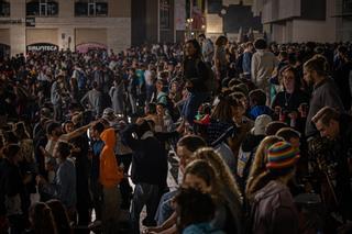 Las discotecas no extinguen los botellones pero los desinflan