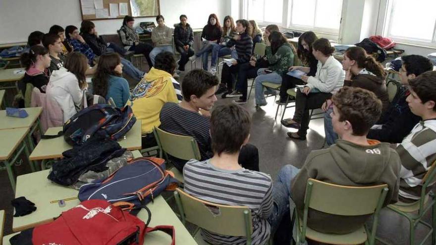 Alumnos de Educación Secundaria Obligatoria durante una reunión en el aula.