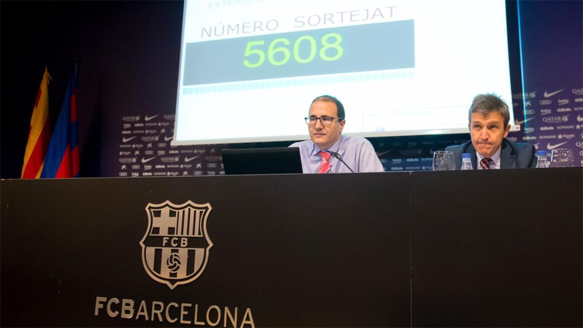 Imagen del sorteo realizado en el Camp Nou para adjudicar las entradas de la final de la Copa del Rey 2017